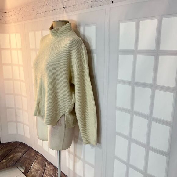 Abercrombie & Fitch Ivory Funnel Neck Ribbed Knit Pullover Sweater Size Medium - Picture 3 of 9